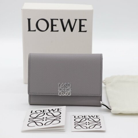 （全新品♥️可送禮）LOEWE 羅威 Anagram Small Vertical 鵝卵石紋小牛皮 小型 直式 錢包 卡夾 皮夾 短夾 灰色