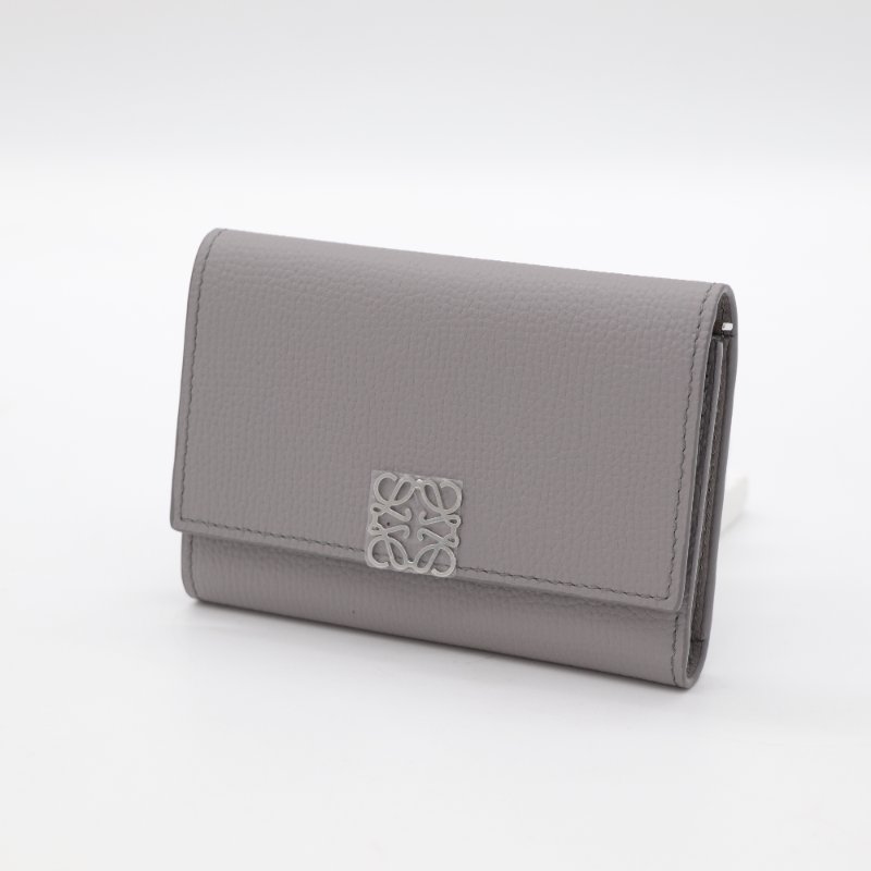 （全新品♥️可送禮）LOEWE 羅威 Anagram Small Vertical 鵝卵石紋小牛皮 小型 直式 錢包 卡夾 皮夾 短夾 灰色-2