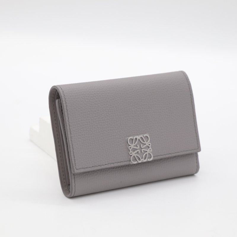 （全新品♥️可送禮）LOEWE 羅威 Anagram Small Vertical 鵝卵石紋小牛皮 小型 直式 錢包 卡夾 皮夾 短夾 灰色-3