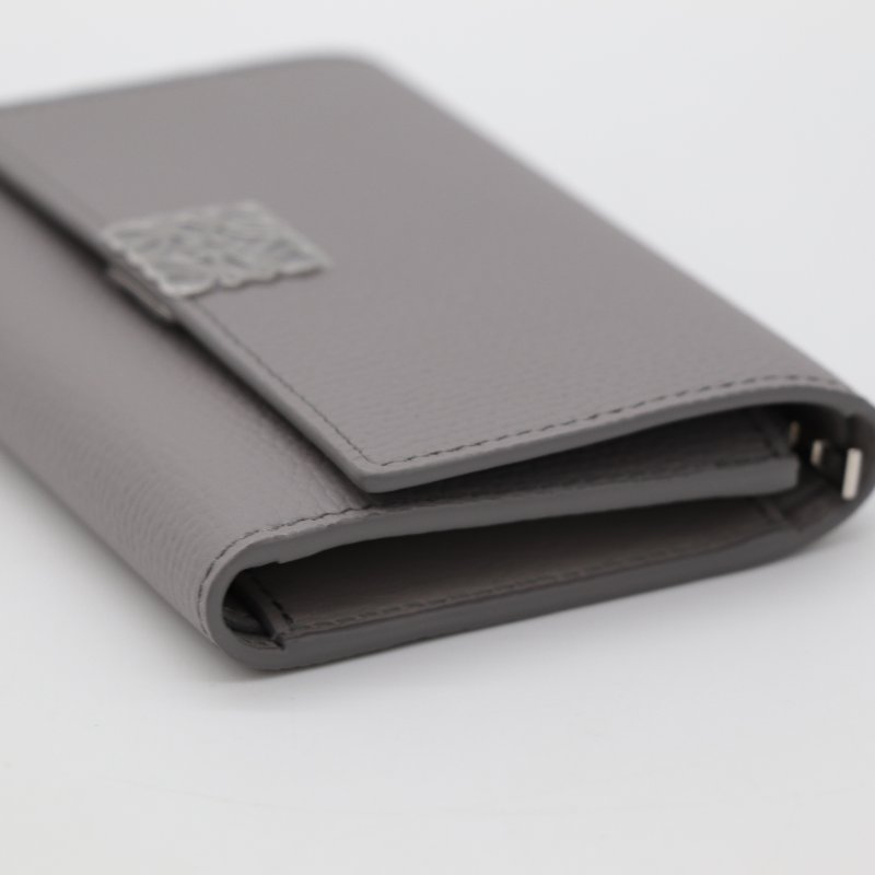 （全新品♥️可送禮）LOEWE 羅威 Anagram Small Vertical 鵝卵石紋小牛皮 小型 直式 錢包 卡夾 皮夾 短夾 灰色-5