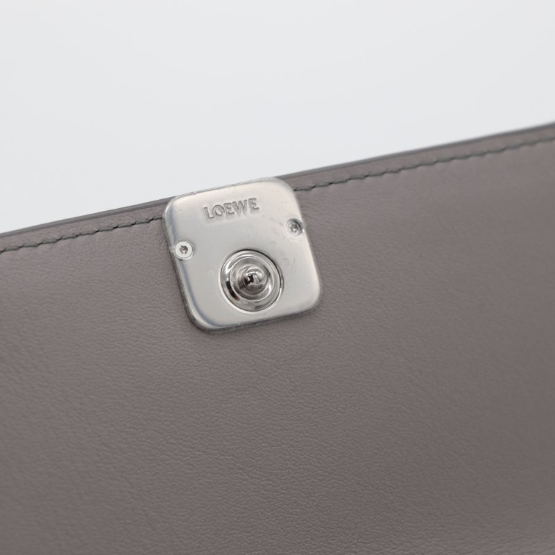 （全新品♥️可送禮）LOEWE 羅威 Anagram Small Vertical 鵝卵石紋小牛皮 小型 直式 錢包 卡夾 皮夾 短夾 灰色-6