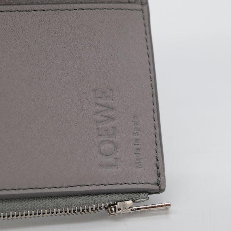 （全新品♥️可送禮）LOEWE 羅威 Anagram Small Vertical 鵝卵石紋小牛皮 小型 直式 錢包 卡夾 皮夾 短夾 灰色-8