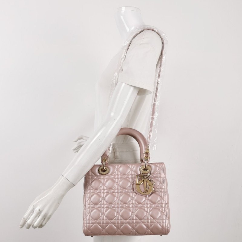 Dior Lady Dior戴妃包款中型羊皮藤格紋字母Logo吊飾單肩包-1