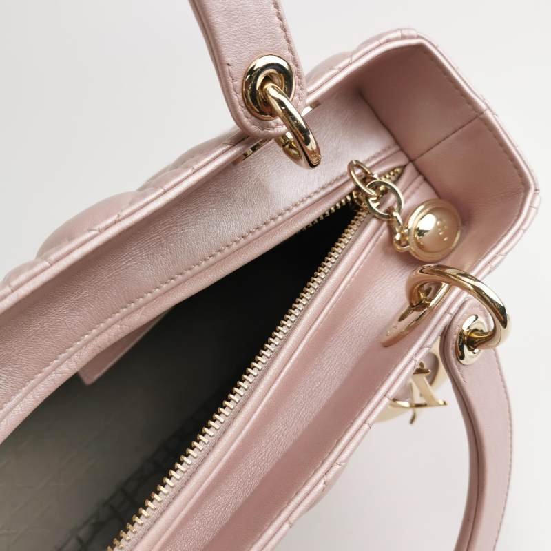 Dior Lady Dior戴妃包款中型羊皮藤格紋字母Logo吊飾單肩包-6