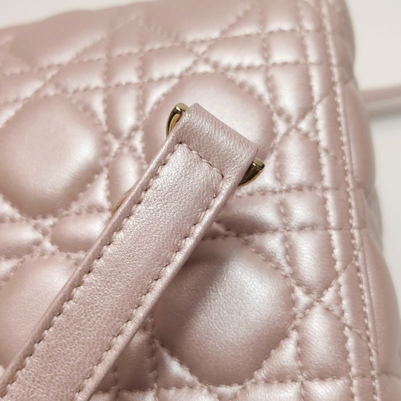 Dior Lady Dior戴妃包款中型羊皮藤格紋字母Logo吊飾單肩包-12