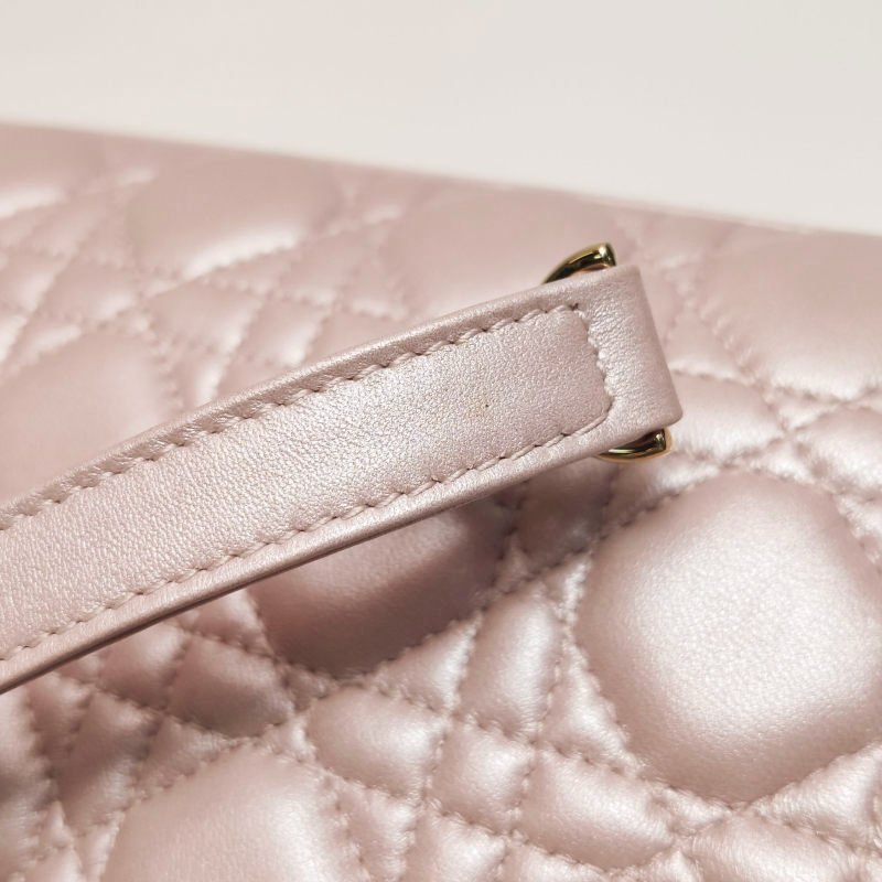 Dior Lady Dior戴妃包款中型羊皮藤格紋字母Logo吊飾單肩包-13