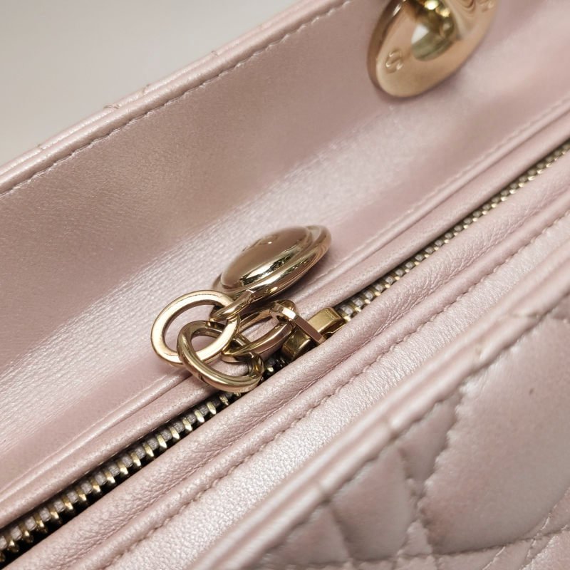 Dior Lady Dior戴妃包款中型羊皮藤格紋字母Logo吊飾單肩包-14