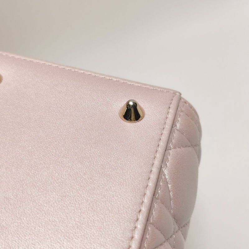 Dior Lady Dior戴妃包款中型羊皮藤格紋字母Logo吊飾單肩包-16