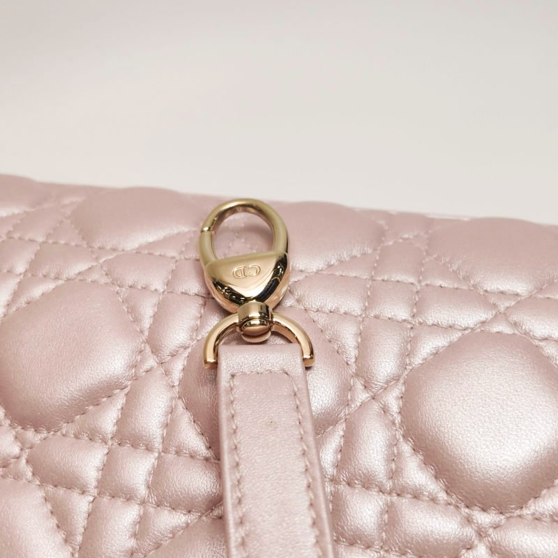 Dior Lady Dior戴妃包款中型羊皮藤格紋字母Logo吊飾單肩包-17