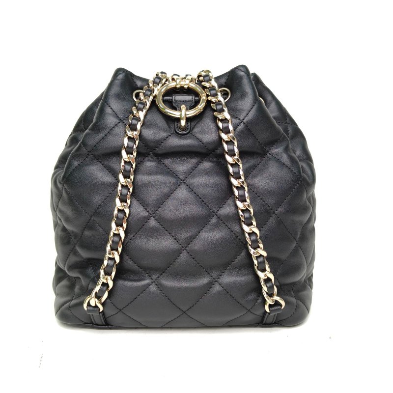 CHANEL 23B無蓋雙口袋抽繩雙肩包黑色牛皮晶片金扣肩背包-2