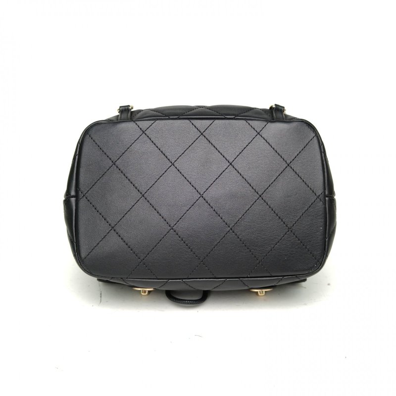 CHANEL 23B無蓋雙口袋抽繩雙肩包黑色牛皮晶片金扣肩背包-4