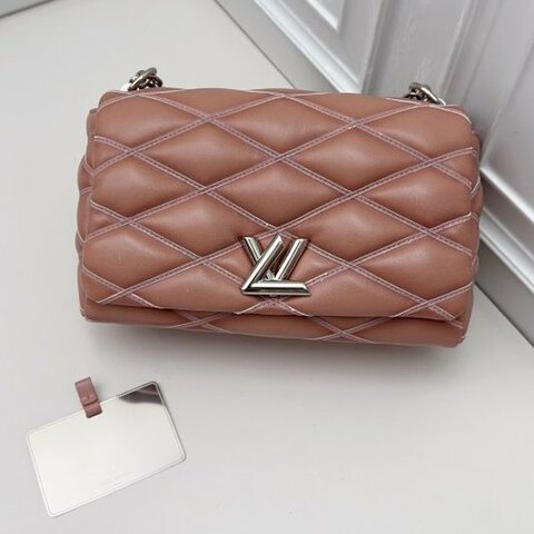 路易威登/Louis Vuitton 藕粉色銀扣扭扭菱格鏈條包