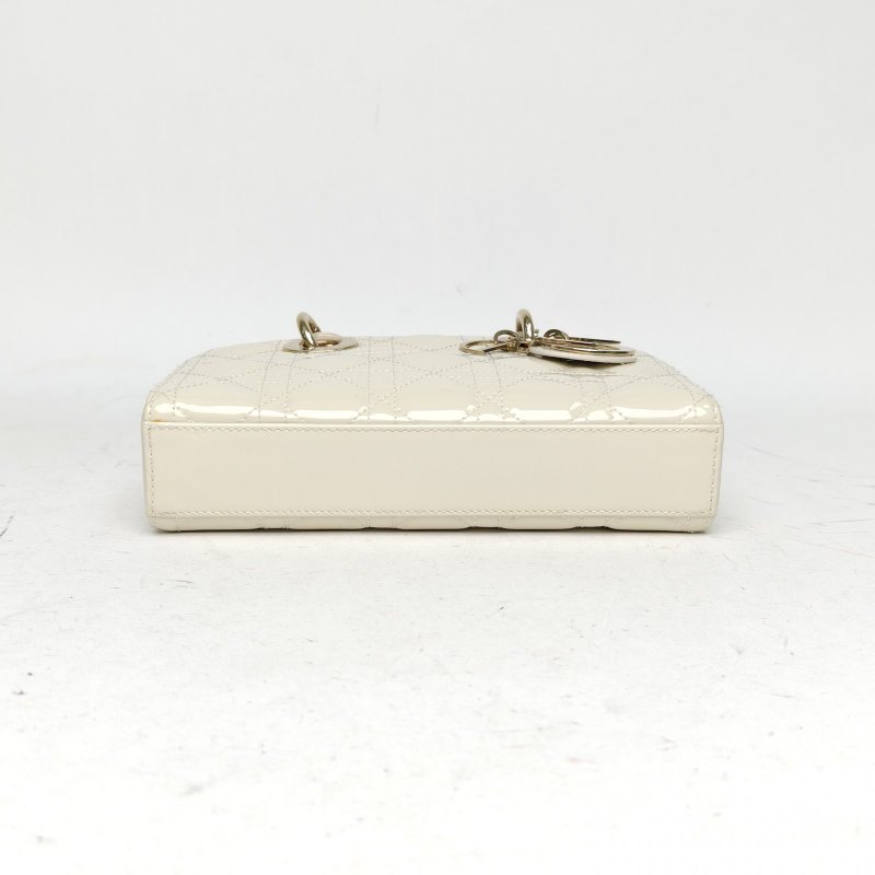 DIOR LadyD-Joy橫版戴妃包小號白色漆皮淺金扣2023肩背包-4