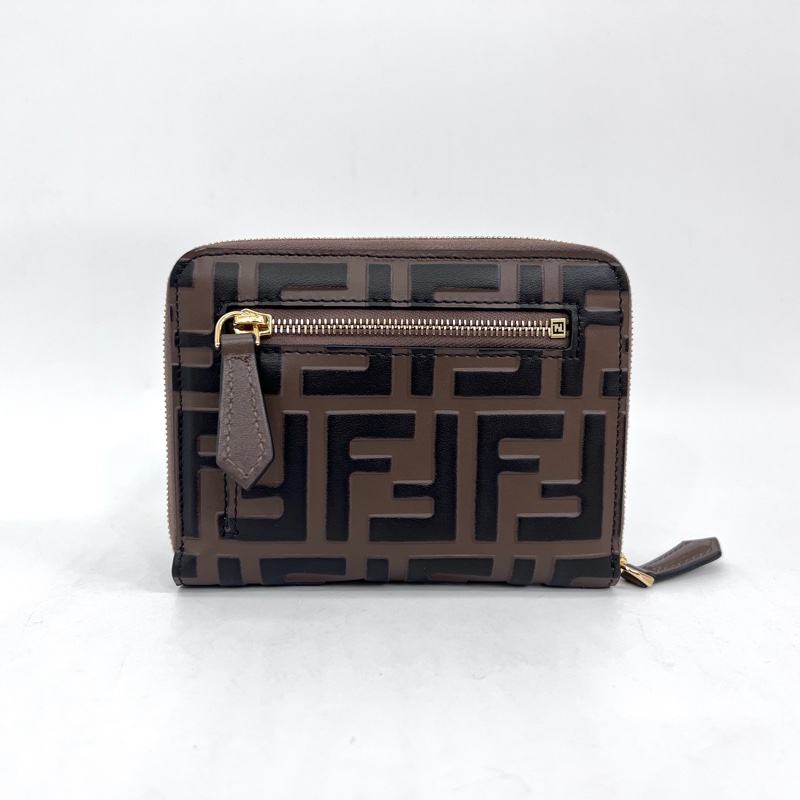 Fendi 棕牛皮浮雕logoFF金釦ㄇ拉6卡ㄇ拉短夾-1