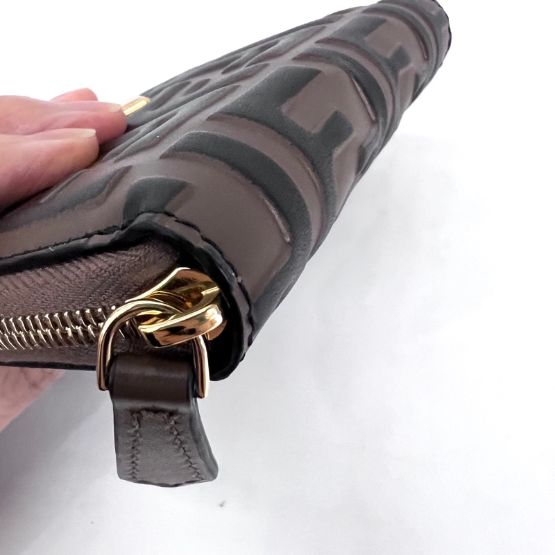 Fendi 棕牛皮浮雕logoFF金釦ㄇ拉6卡ㄇ拉短夾-7