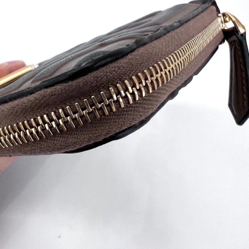 Fendi 棕牛皮浮雕logoFF金釦ㄇ拉6卡ㄇ拉短夾-8