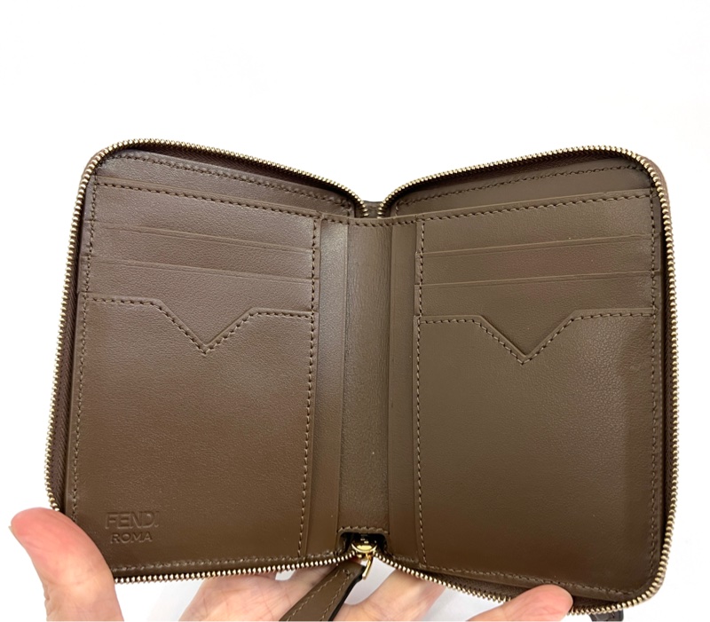 Fendi 棕牛皮浮雕logoFF金釦ㄇ拉6卡ㄇ拉短夾-10