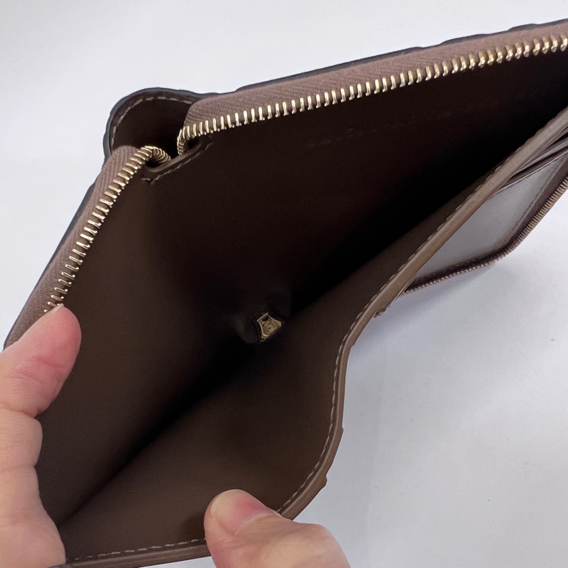 Fendi 棕牛皮浮雕logoFF金釦ㄇ拉6卡ㄇ拉短夾-11