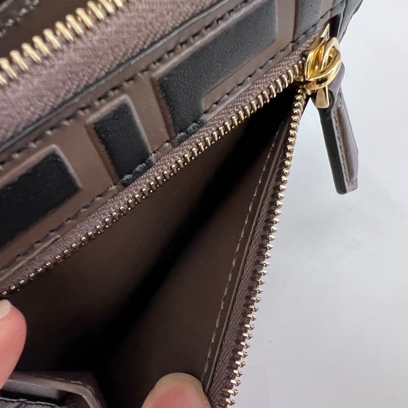 Fendi 棕牛皮浮雕logoFF金釦ㄇ拉6卡ㄇ拉短夾-12