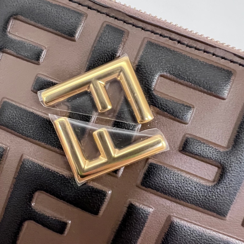 Fendi 棕牛皮浮雕logoFF金釦ㄇ拉6卡ㄇ拉短夾-13