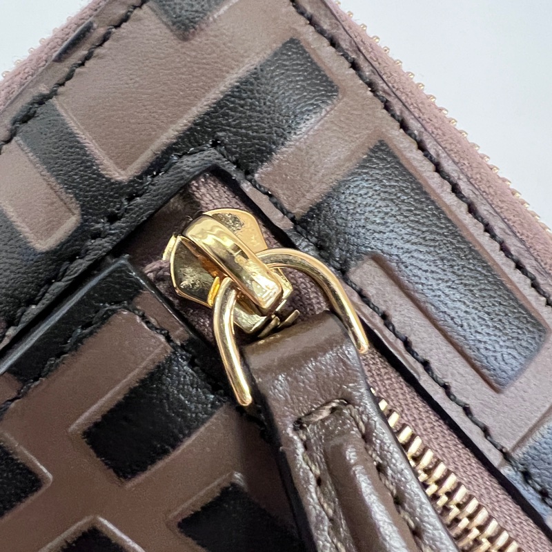 Fendi 棕牛皮浮雕logoFF金釦ㄇ拉6卡ㄇ拉短夾-14