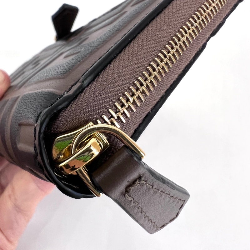 Fendi 棕牛皮浮雕logoFF金釦ㄇ拉6卡ㄇ拉短夾-15