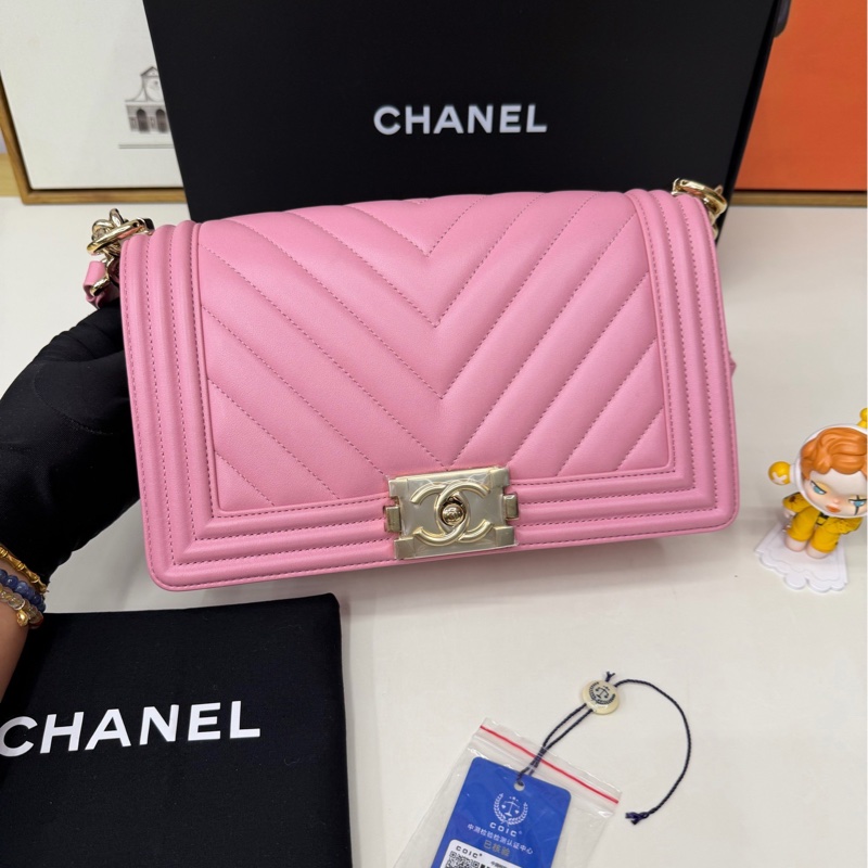 CHANEL香奈兒   22S 春夏Leboy 雙C LOGO V字紋金扣鏈條 荔枝紋小牛皮 芯片款-1