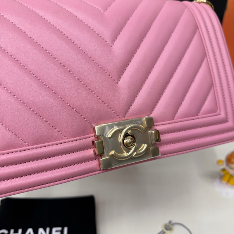 CHANEL香奈兒   22S 春夏Leboy 雙C LOGO V字紋金扣鏈條 荔枝紋小牛皮 芯片款-2