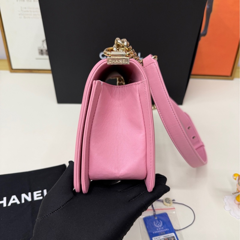 CHANEL香奈兒   22S 春夏Leboy 雙C LOGO V字紋金扣鏈條 荔枝紋小牛皮 芯片款-4