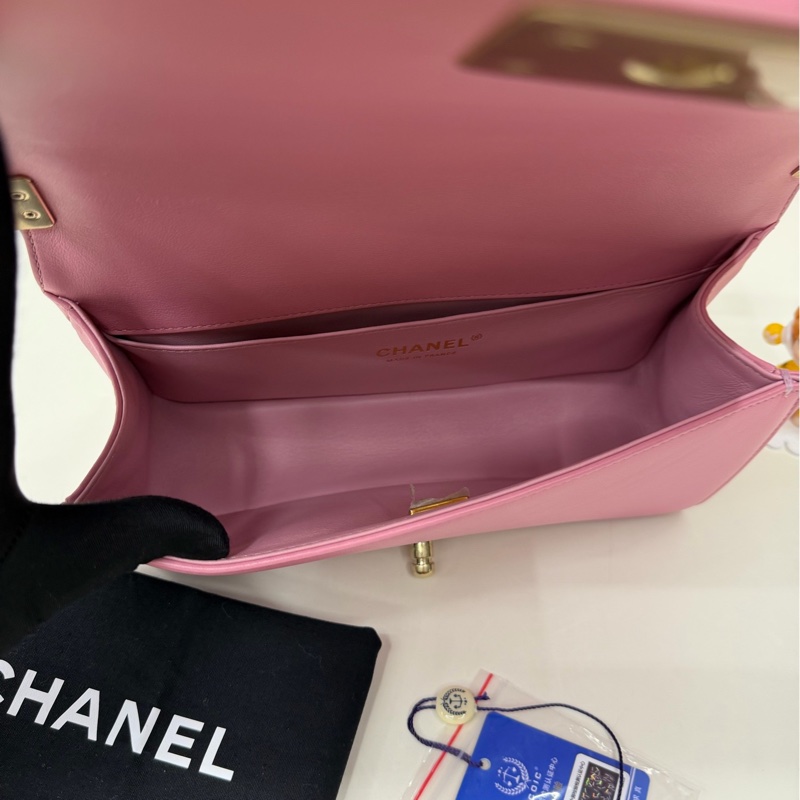 CHANEL香奈兒   22S 春夏Leboy 雙C LOGO V字紋金扣鏈條 荔枝紋小牛皮 芯片款-8