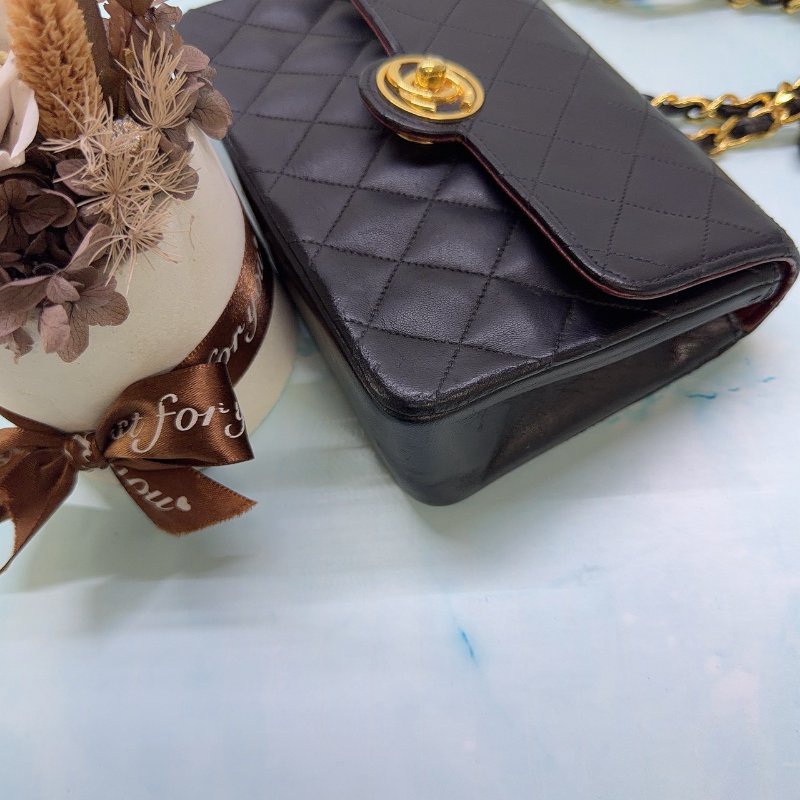 CHANEL 迷你圓扣方胖鏈帶包-8