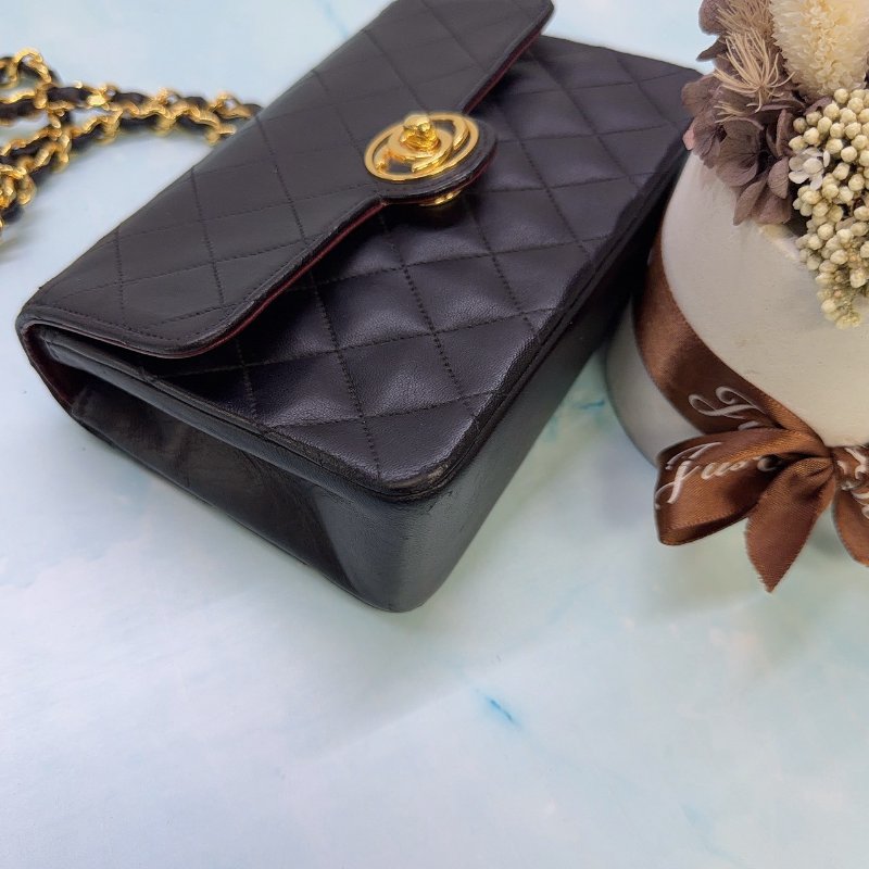 CHANEL 迷你圓扣方胖鏈帶包-9