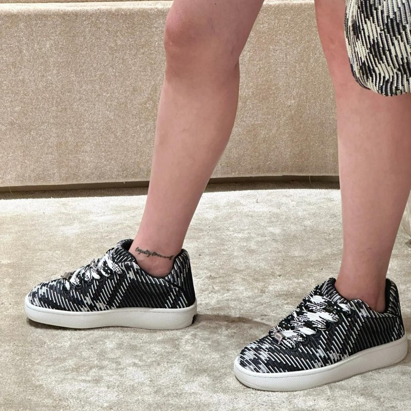 💎Han's house精品服飾💎BURBERRY 格紋鞋 原價23000-2