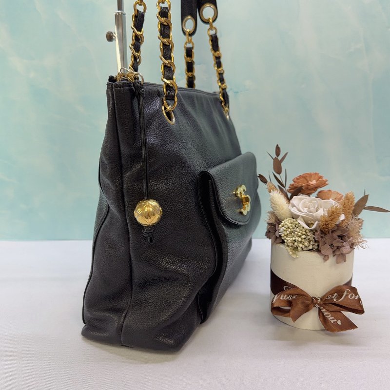 CHANEL Vintage黑金荔枝金球肩背包-3