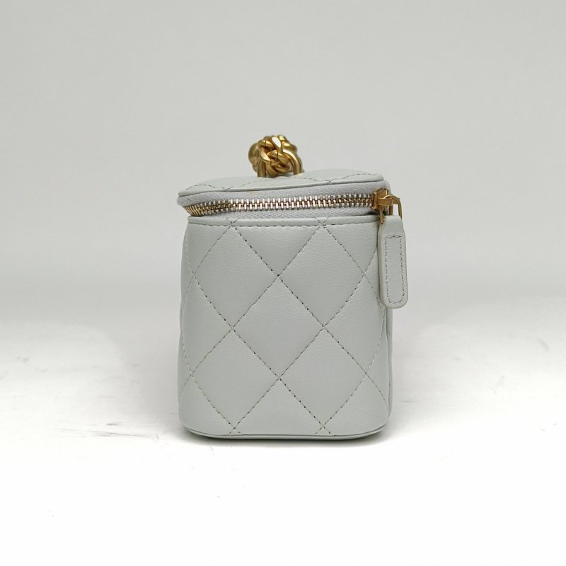 CHANEL 長盒子化妝包淺綠色羊皮鐳射標金扣山茶花調節扣肩背包-1