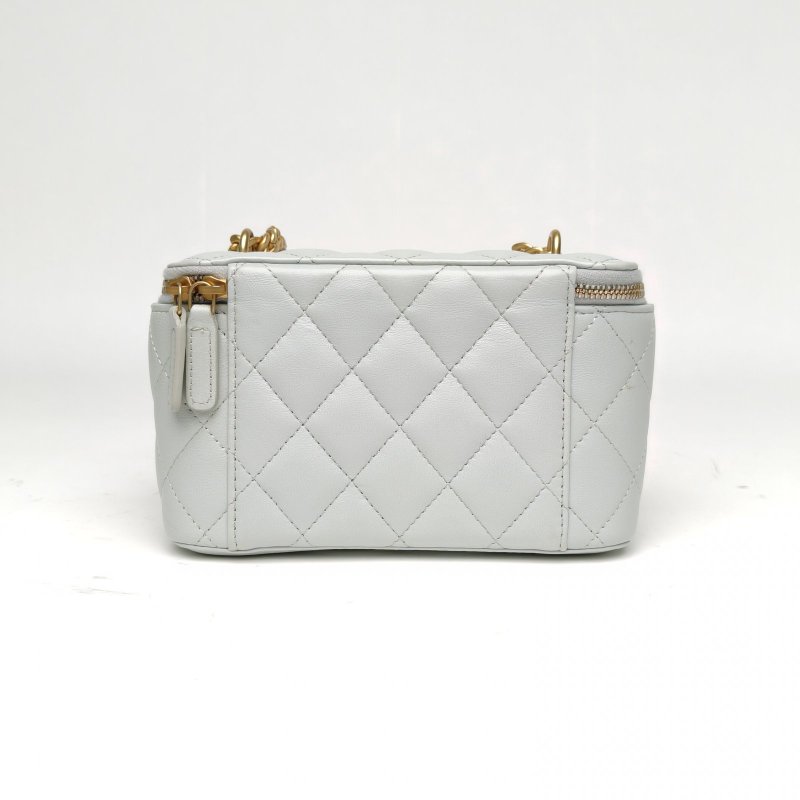 CHANEL 長盒子化妝包淺綠色羊皮鐳射標金扣山茶花調節扣肩背包-2