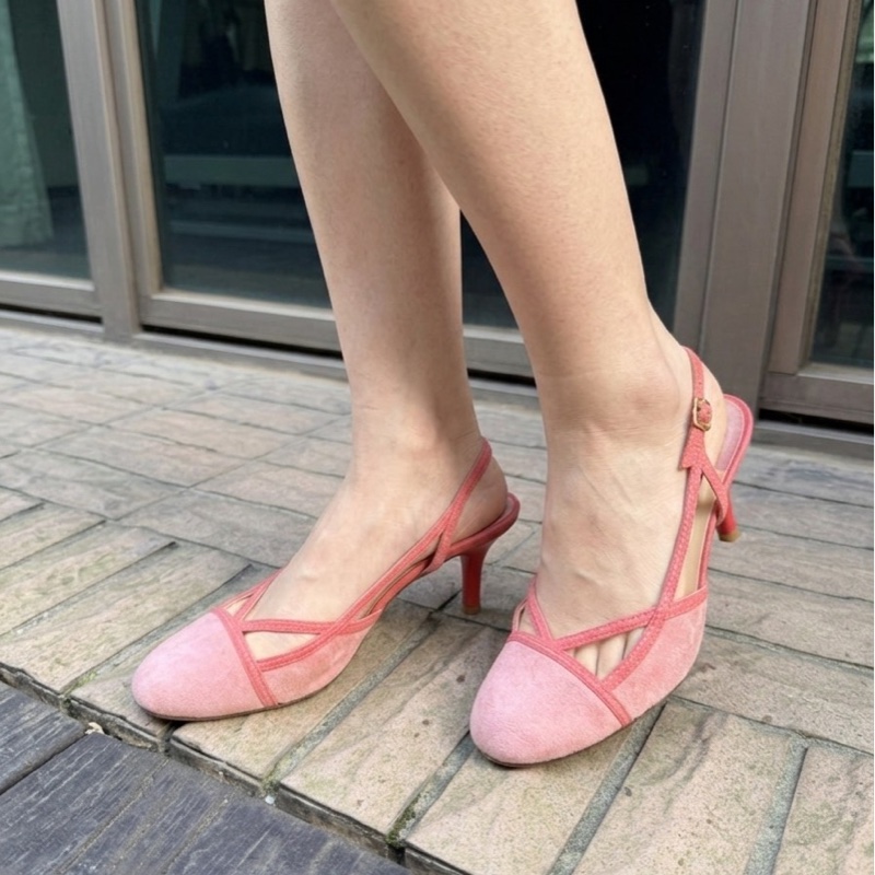 🍒 Chanel Vintage 極具法式經典韻味的跟鞋。溫柔的珊瑚粉（Coral Pink）搭配高級麂皮材質，鞋頭優雅的交叉細帶能修飾腳背曲線，展現老香年代獨有的精緻工藝size:38.5/2F260418-1-3