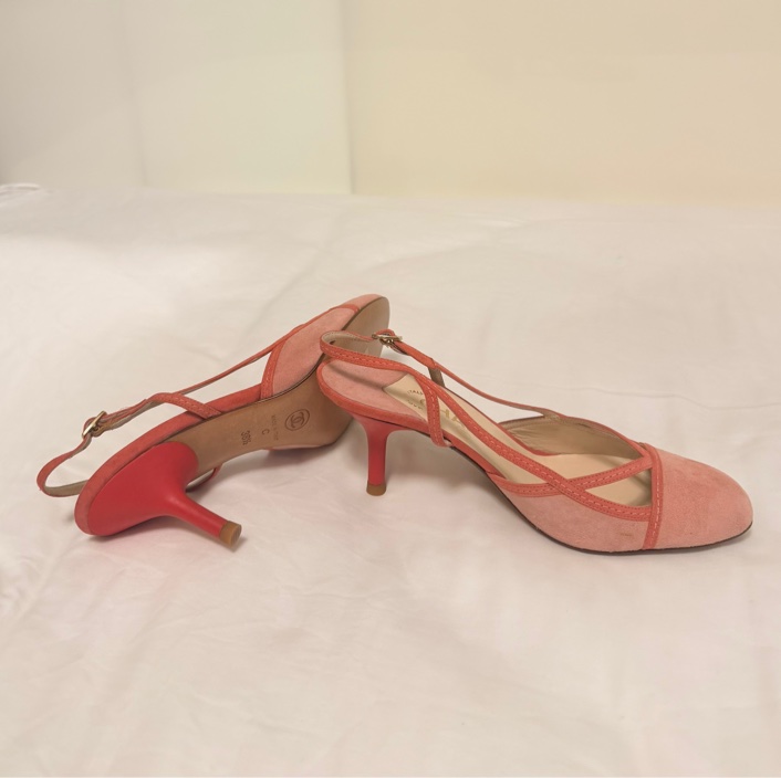 🍒 Chanel Vintage 極具法式經典韻味的跟鞋。溫柔的珊瑚粉（Coral Pink）搭配高級麂皮材質，鞋頭優雅的交叉細帶能修飾腳背曲線，展現老香年代獨有的精緻工藝size:38.5/2F260418-1-4