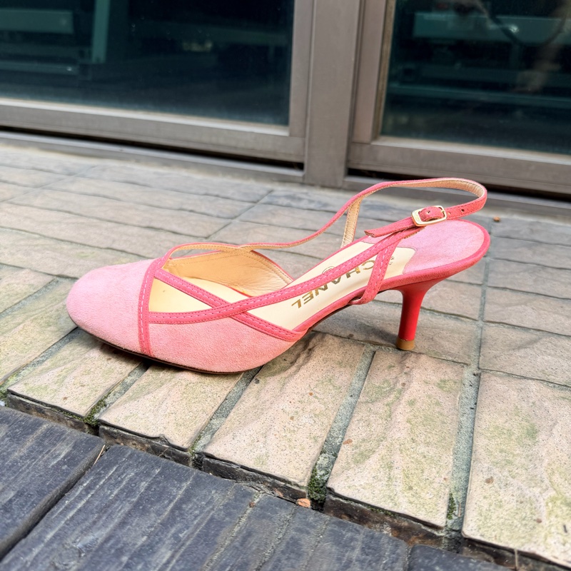 🍒 Chanel Vintage 極具法式經典韻味的跟鞋。溫柔的珊瑚粉（Coral Pink）搭配高級麂皮材質，鞋頭優雅的交叉細帶能修飾腳背曲線，展現老香年代獨有的精緻工藝size:38.5/2F260418-1-5
