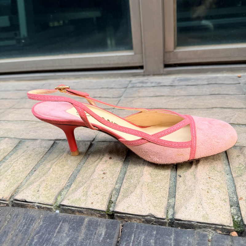 🍒 Chanel Vintage 極具法式經典韻味的跟鞋。溫柔的珊瑚粉（Coral Pink）搭配高級麂皮材質，鞋頭優雅的交叉細帶能修飾腳背曲線，展現老香年代獨有的精緻工藝size:38.5/2F260418-1-6
