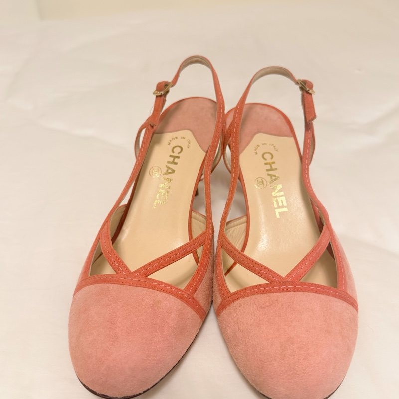 🍒 Chanel Vintage 極具法式經典韻味的跟鞋。溫柔的珊瑚粉（Coral Pink）搭配高級麂皮材質，鞋頭優雅的交叉細帶能修飾腳背曲線，展現老香年代獨有的精緻工藝size:38.5/2F260418-1-7