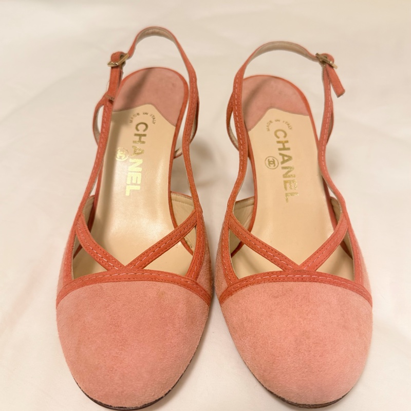 🍒 Chanel Vintage 極具法式經典韻味的跟鞋。溫柔的珊瑚粉（Coral Pink）搭配高級麂皮材質，鞋頭優雅的交叉細帶能修飾腳背曲線，展現老香年代獨有的精緻工藝size:38.5/2F260418-1-8