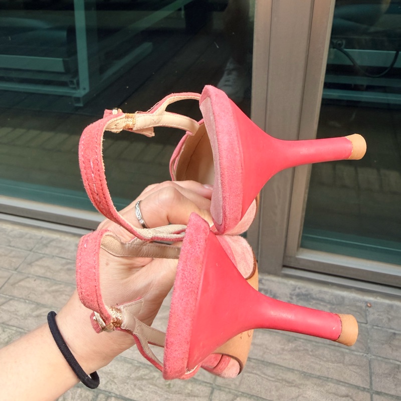 🍒 Chanel Vintage 極具法式經典韻味的跟鞋。溫柔的珊瑚粉（Coral Pink）搭配高級麂皮材質，鞋頭優雅的交叉細帶能修飾腳背曲線，展現老香年代獨有的精緻工藝size:38.5/2F260418-1-9