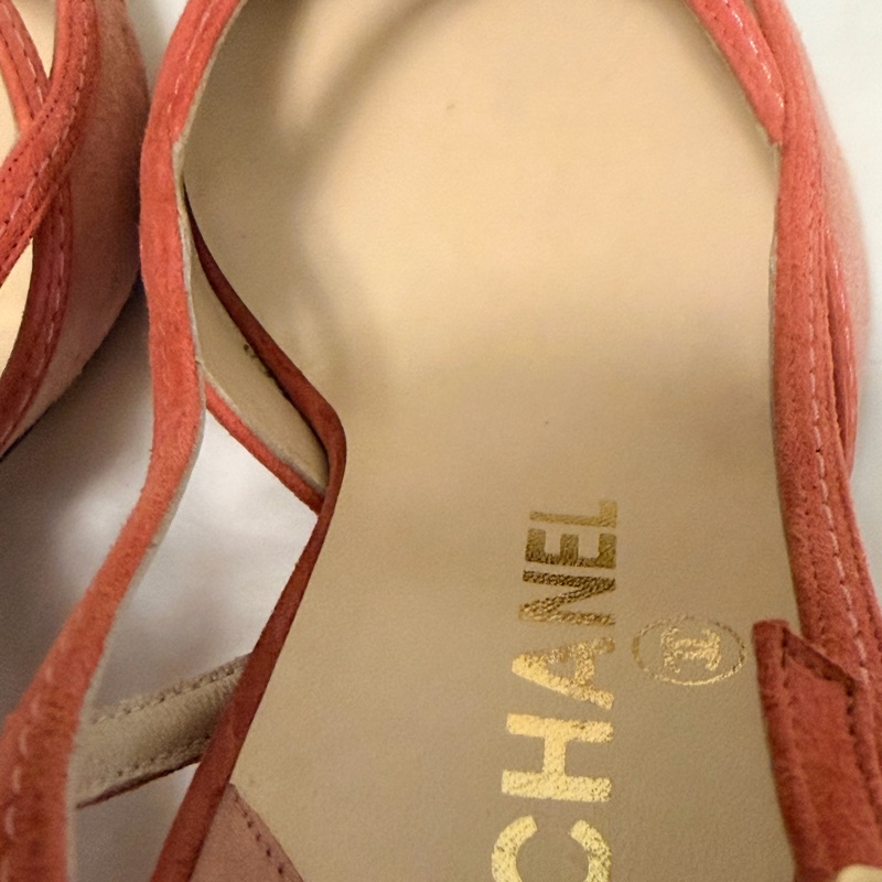 🍒 Chanel Vintage 極具法式經典韻味的跟鞋。溫柔的珊瑚粉（Coral Pink）搭配高級麂皮材質，鞋頭優雅的交叉細帶能修飾腳背曲線，展現老香年代獨有的精緻工藝size:38.5/2F260418-1-10