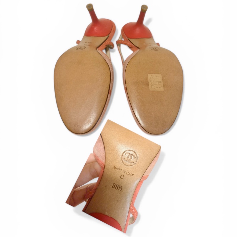 🍒 Chanel Vintage 極具法式經典韻味的跟鞋。溫柔的珊瑚粉（Coral Pink）搭配高級麂皮材質，鞋頭優雅的交叉細帶能修飾腳背曲線，展現老香年代獨有的精緻工藝size:38.5/2F260418-1-12