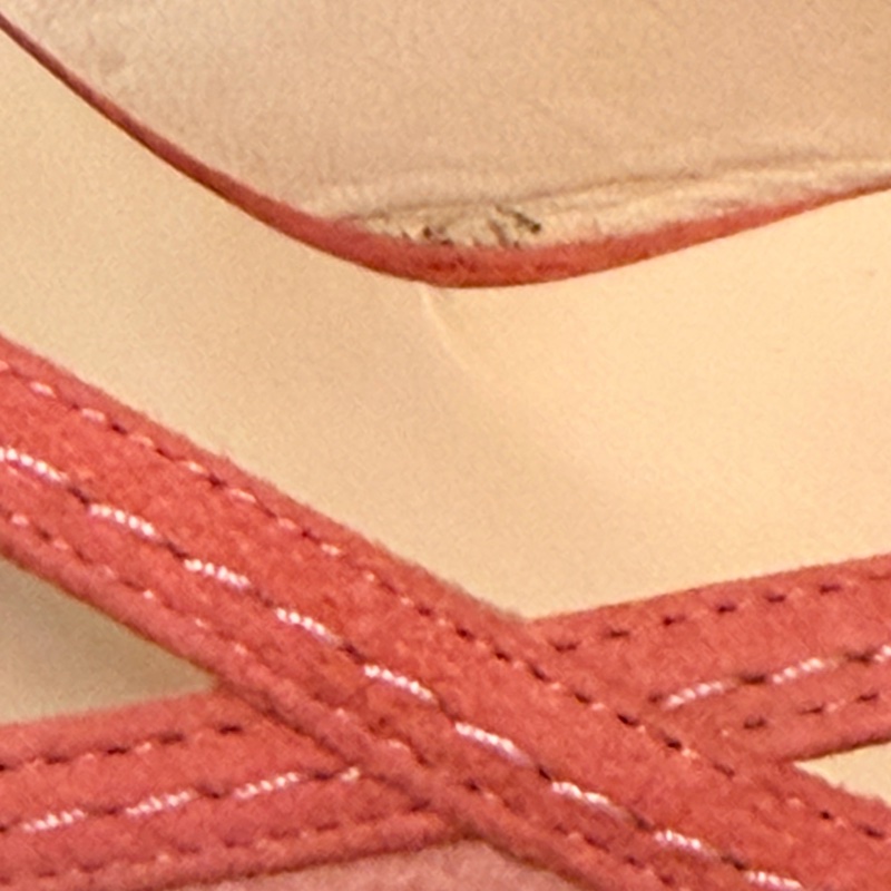 🍒 Chanel Vintage 極具法式經典韻味的跟鞋。溫柔的珊瑚粉（Coral Pink）搭配高級麂皮材質，鞋頭優雅的交叉細帶能修飾腳背曲線，展現老香年代獨有的精緻工藝size:38.5/2F260418-1-13