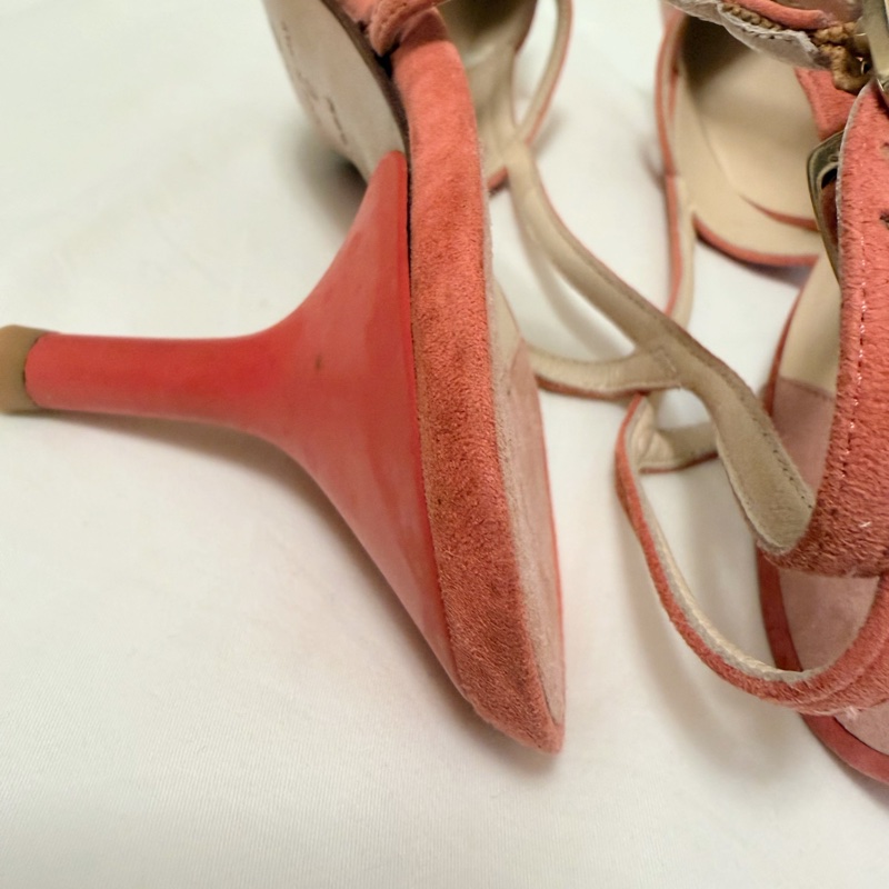 🍒 Chanel Vintage 極具法式經典韻味的跟鞋。溫柔的珊瑚粉（Coral Pink）搭配高級麂皮材質，鞋頭優雅的交叉細帶能修飾腳背曲線，展現老香年代獨有的精緻工藝size:38.5/2F260418-1-14