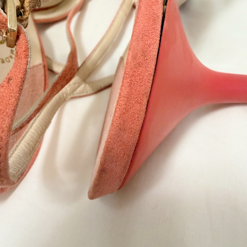 🍒 Chanel Vintage 極具法式經典韻味的跟鞋。溫柔的珊瑚粉（Coral Pink）搭配高級麂皮材質，鞋頭優雅的交叉細帶能修飾腳背曲線，展現老香年代獨有的精緻工藝size:38.5/2F260418-1-15