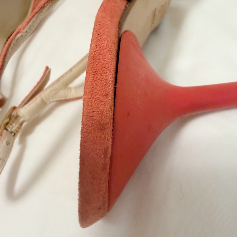 🍒 Chanel Vintage 極具法式經典韻味的跟鞋。溫柔的珊瑚粉（Coral Pink）搭配高級麂皮材質，鞋頭優雅的交叉細帶能修飾腳背曲線，展現老香年代獨有的精緻工藝size:38.5/2F260418-1-16