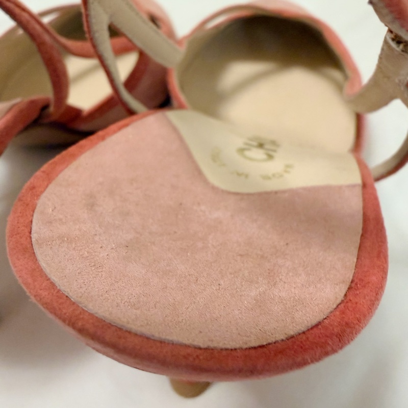 🍒 Chanel Vintage 極具法式經典韻味的跟鞋。溫柔的珊瑚粉（Coral Pink）搭配高級麂皮材質，鞋頭優雅的交叉細帶能修飾腳背曲線，展現老香年代獨有的精緻工藝size:38.5/2F260418-1-18